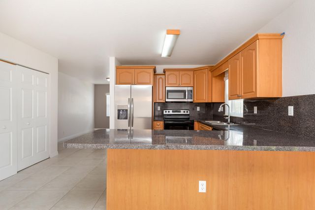 22 SW 6th Street 1, Hallandale Beach, FL 33009