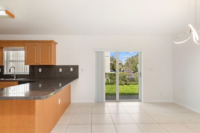 22 SW 6th Street 1, Hallandale Beach, FL 33009