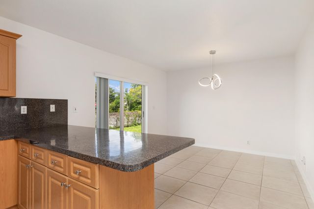 22 SW 6th Street 1, Hallandale Beach, FL 33009