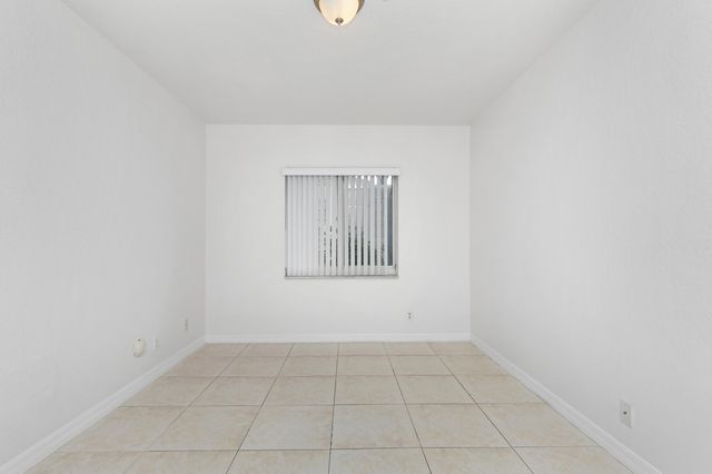 22 SW 6th Street 1, Hallandale Beach, FL 33009