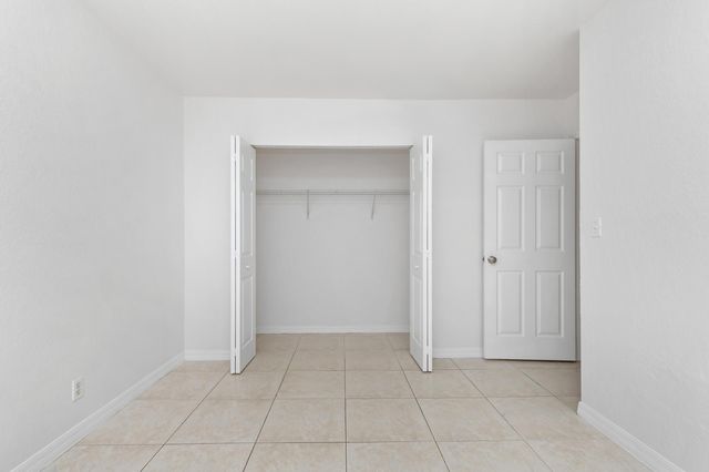 22 SW 6th Street 1, Hallandale Beach, FL 33009