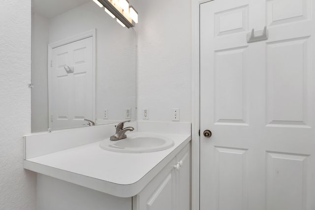 22 SW 6th Street 1, Hallandale Beach, FL 33009