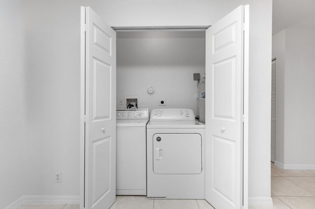 22 SW 6th Street 1, Hallandale Beach, FL 33009