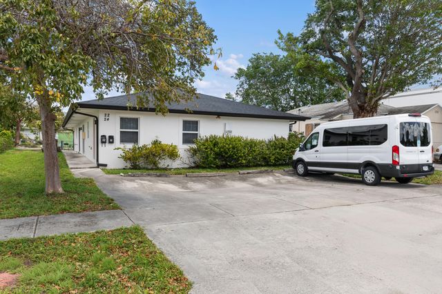 22 SW 6th Street 1, Hallandale Beach, FL 33009