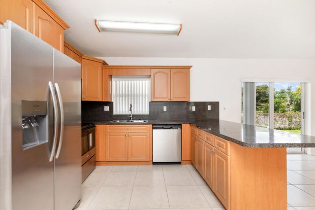 22 SW 6th Street 1, Hallandale Beach, FL 33009