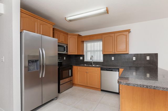 22 SW 6th Street 1, Hallandale Beach, FL 33009