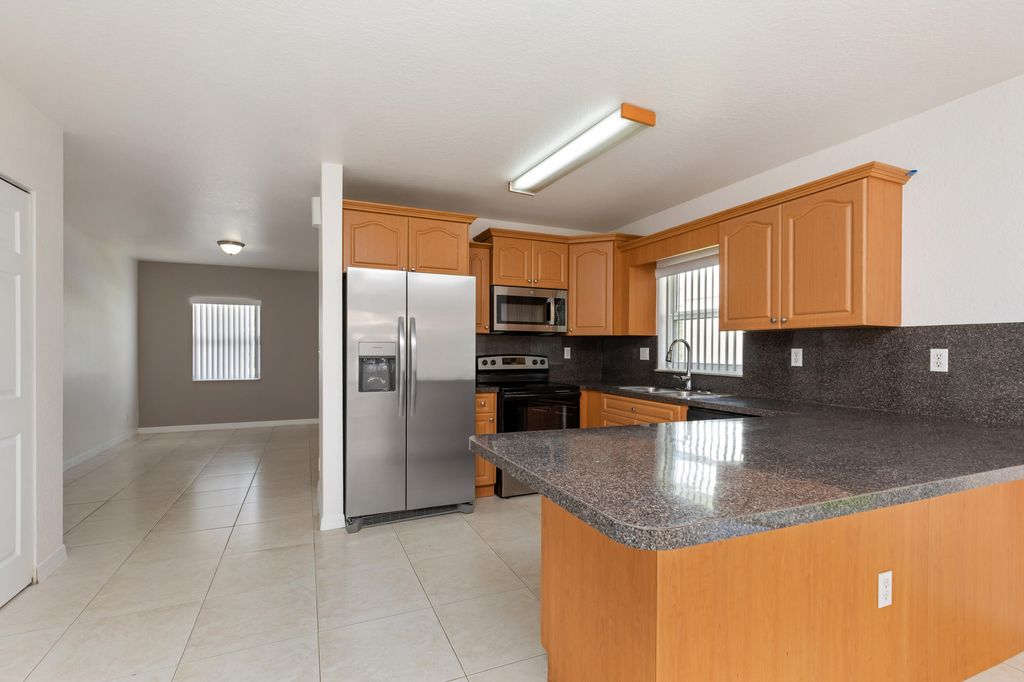 22 SW 6th Street 1, Hallandale Beach, FL 33009