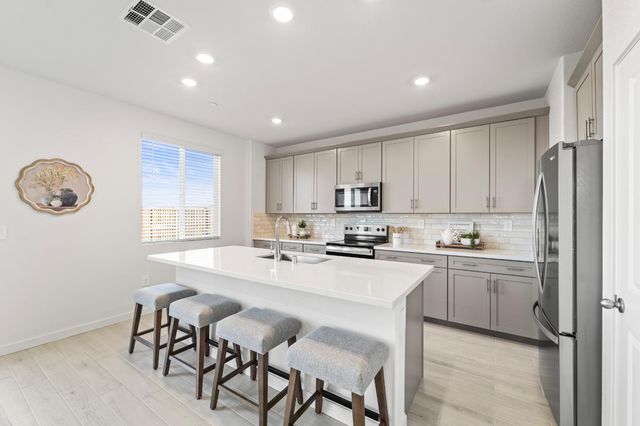 1501 Mcintyre St, Galt, CA 95632