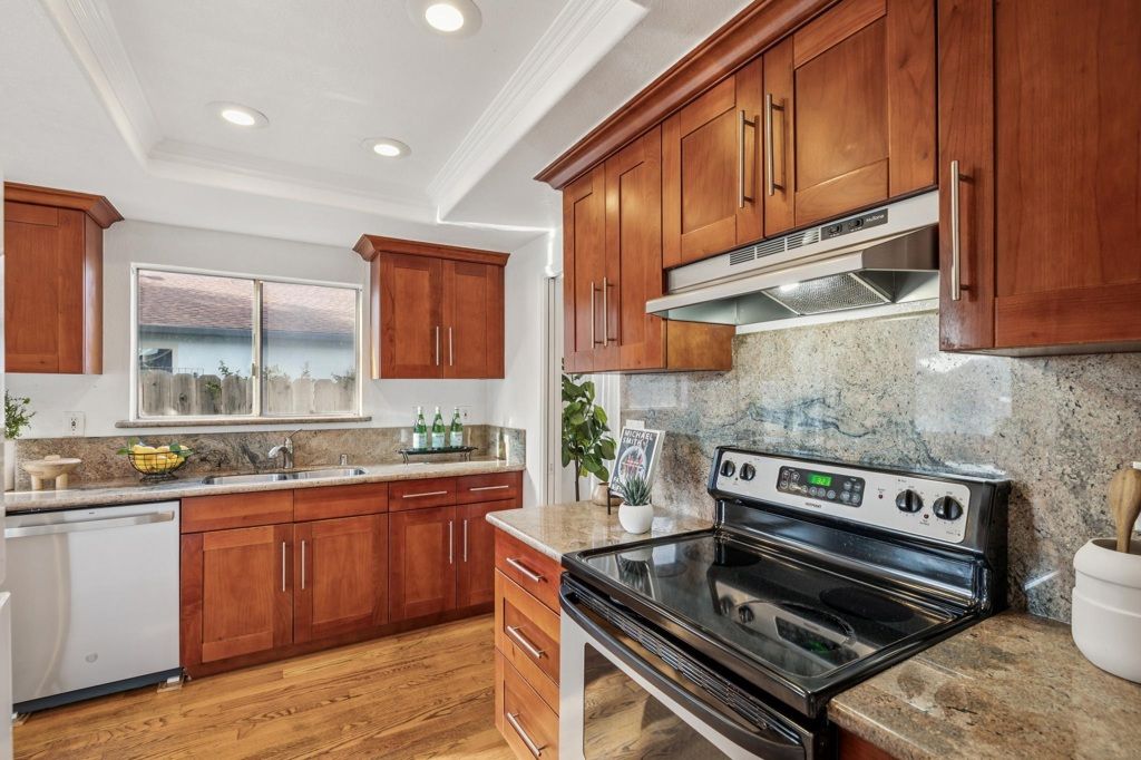 Image 13 of property listing at 28071 28071 Dobbel Ave, Hayward, CA 94542