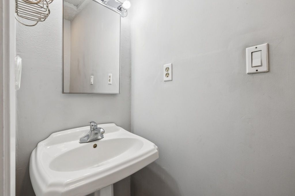 Image 44 of property listing at 28071 28071 Dobbel Ave, Hayward, CA 94542