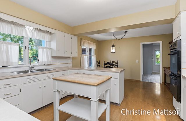 1913 Crestwood Lane, Muskegon, MI 49441