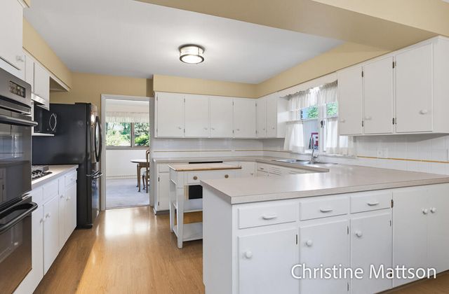 1913 Crestwood Lane, Muskegon, MI 49441