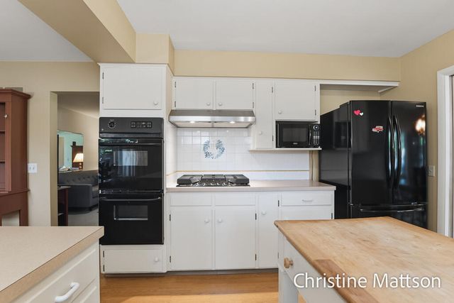 1913 Crestwood Lane, Muskegon, MI 49441