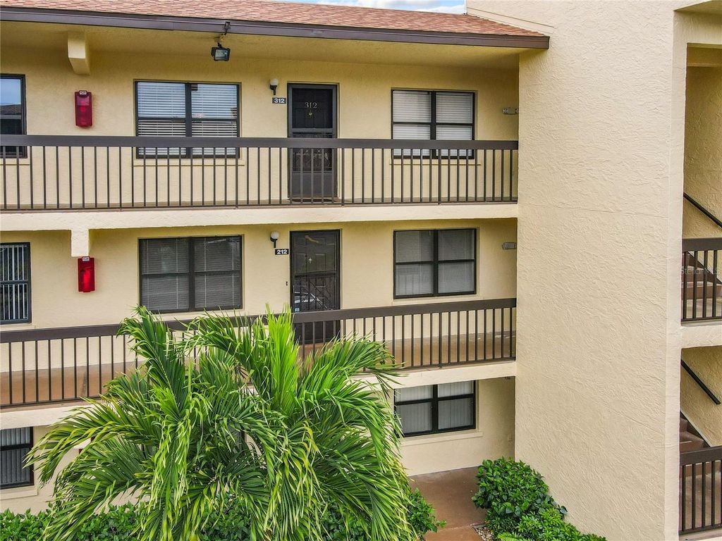 Image 2 of property listing at 425 30TH AVENUE W C212, Bradenton, FL 34205