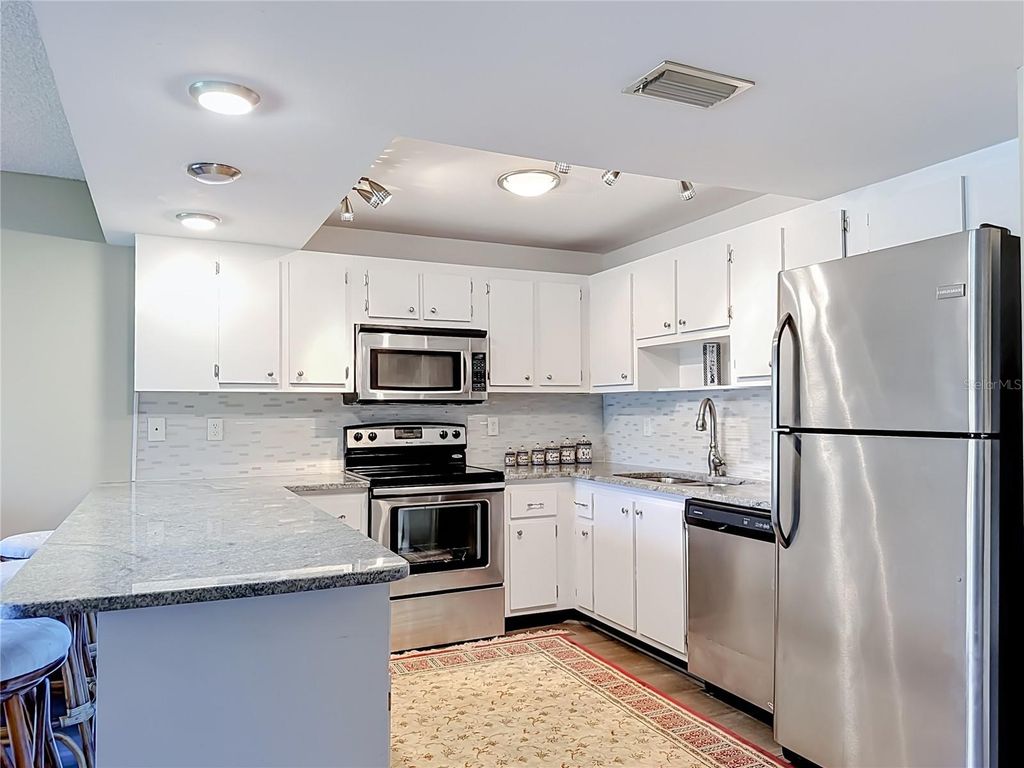 Image 11 of property listing at 425 30TH AVENUE W C212, Bradenton, FL 34205