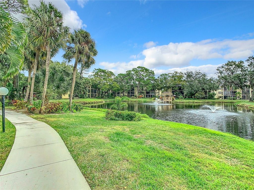 Image 24 of property listing at 425 30TH AVENUE W C212, Bradenton, FL 34205