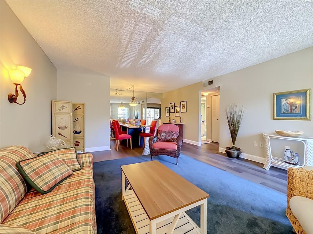 Image 5 of property listing at 425 30TH AVENUE W C212, Bradenton, FL 34205