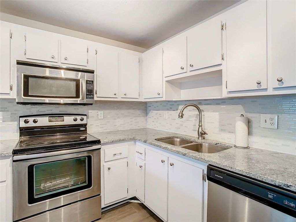 Image 9 of property listing at 425 30TH AVENUE W C212, Bradenton, FL 34205