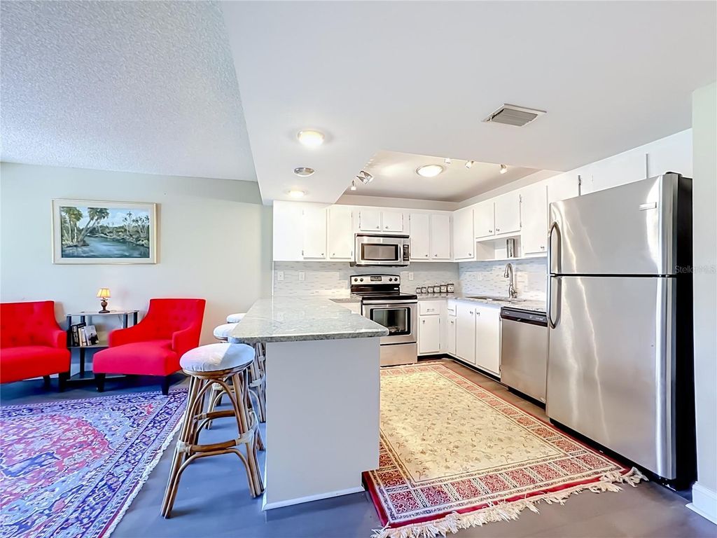 Image 10 of property listing at 425 30TH AVENUE W C212, Bradenton, FL 34205