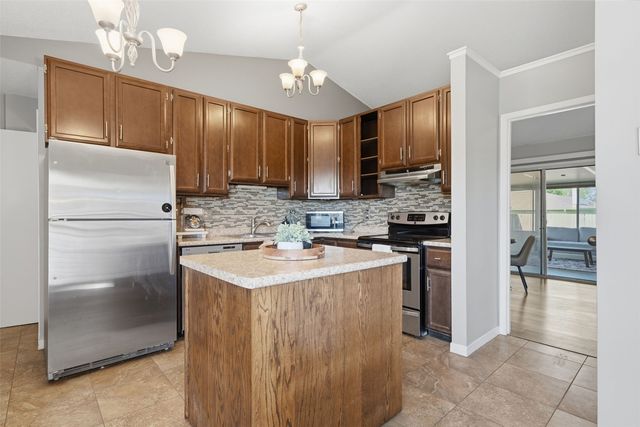 210 Stone Hedge Drive NW, Cedar Rapids, IA 52405