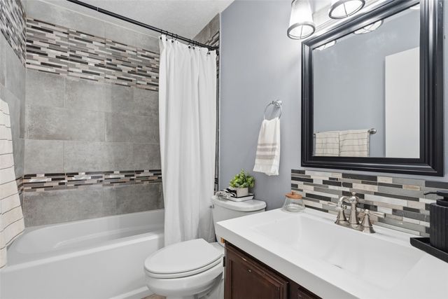 210 Stone Hedge Drive NW, Cedar Rapids, IA 52405