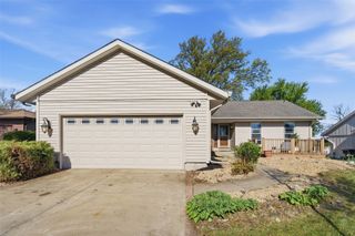 210 Stone Hedge Drive NW, Cedar Rapids, IA 52405