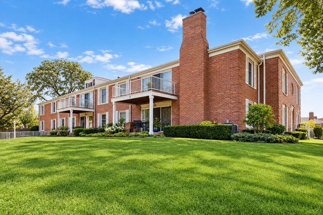 128 Carriage Way Drive 117B, Burr Ridge, IL 60527
