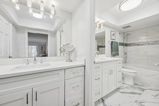128 Carriage Way Drive 117B, Burr Ridge, IL 60527