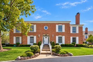 128 Carriage Way Drive 117B, Burr Ridge, IL 60527