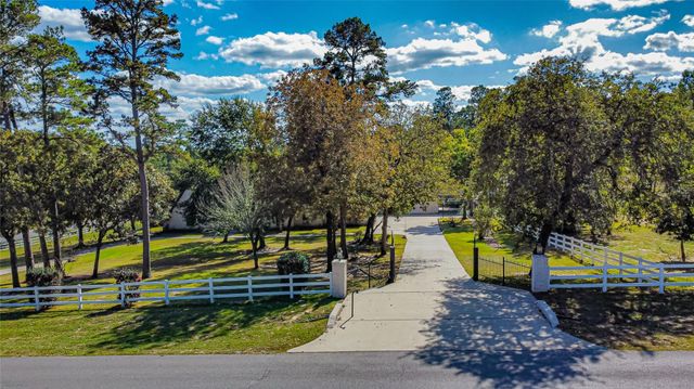 15569 Crown Oaks Drive, Montgomery, TX 77316