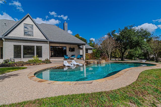 15569 Crown Oaks Drive, Montgomery, TX 77316
