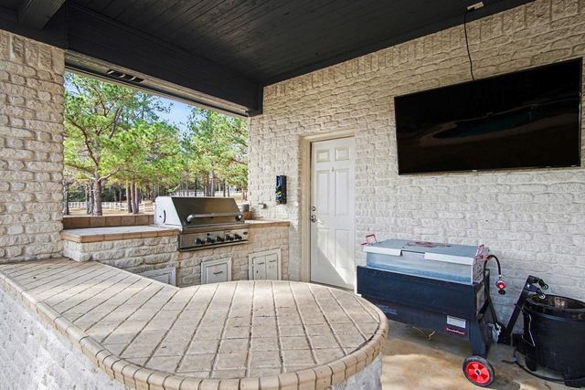15569 Crown Oaks Drive, Montgomery, TX 77316