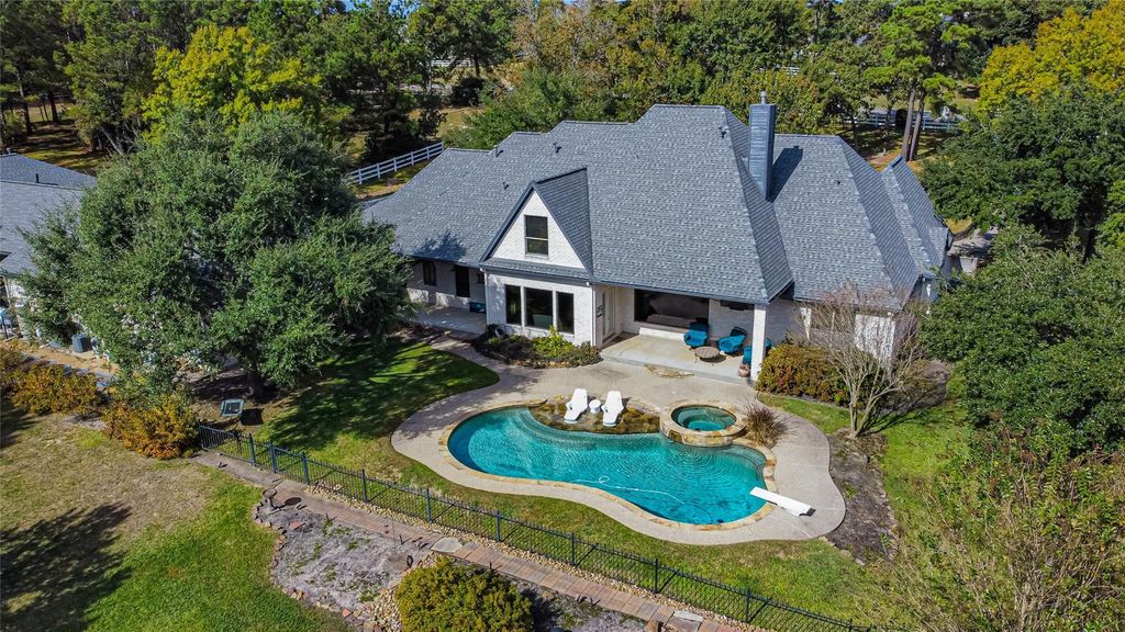 15569 Crown Oaks Drive, Montgomery, TX 77316