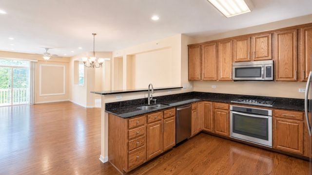 1361 Scarboro Road 404, Schaumburg, IL 60193