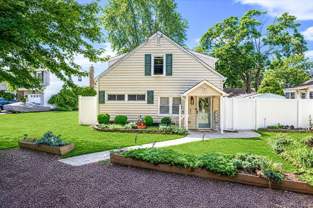 6 Gerek Avenue, West Islip, NY 11795