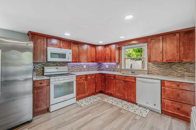 6 Gerek Avenue, West Islip, NY 11795