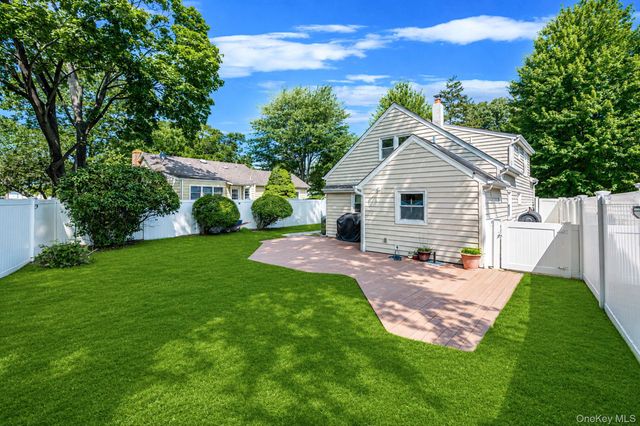 6 Gerek Avenue, West Islip, NY 11795