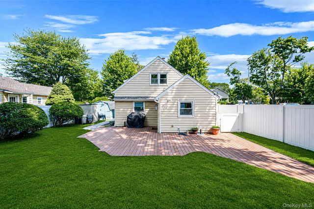 6 Gerek Avenue, West Islip, NY 11795