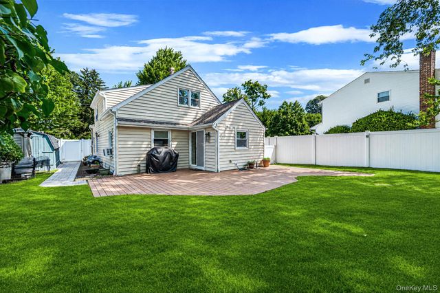 6 Gerek Avenue, West Islip, NY 11795