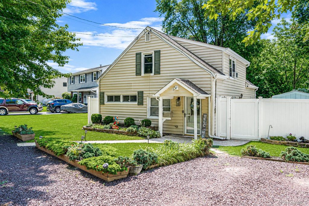 6 Gerek Avenue, West Islip, NY 11795