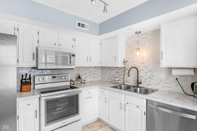 11004 Oakridge Drive, Fishers, IN 46038