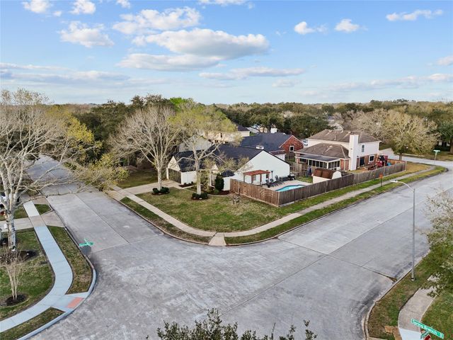 3911 Spring Circle Drive W, Pearland, TX 77584