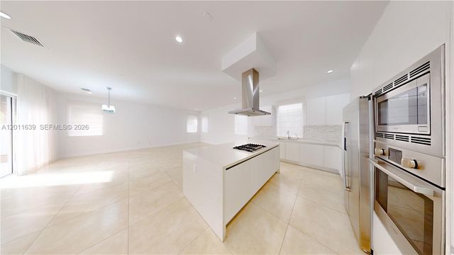 9980 NW 74th Ter, Doral, FL 33178