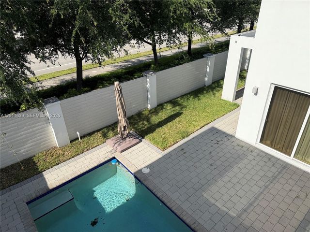 9980 NW 74th Ter, Doral, FL 33178