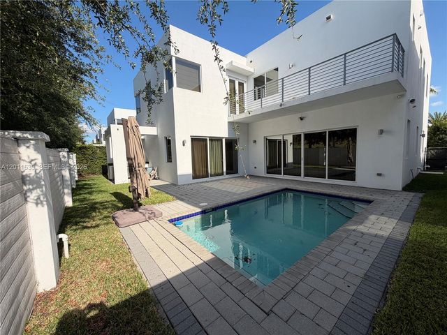 9980 NW 74th Ter, Doral, FL 33178