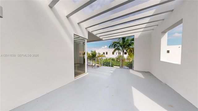 9980 NW 74th Ter, Doral, FL 33178