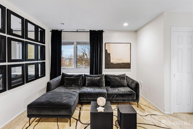 112 Michaels Court, Woodbridge Proper, NJ 07095