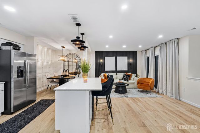 112 Michaels Court, Woodbridge Proper, NJ 07095