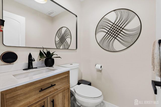 112 Michaels Court, Woodbridge Proper, NJ 07095