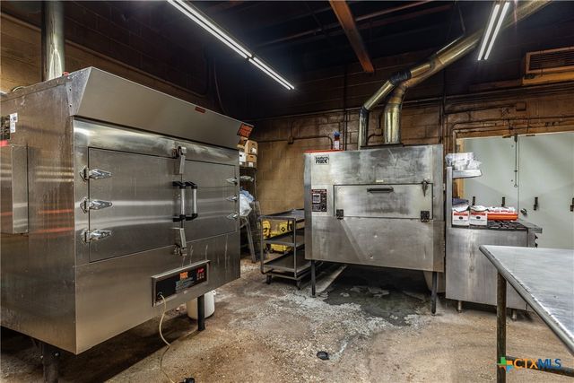 212 S Hickory Street, Abbott, TX 76621